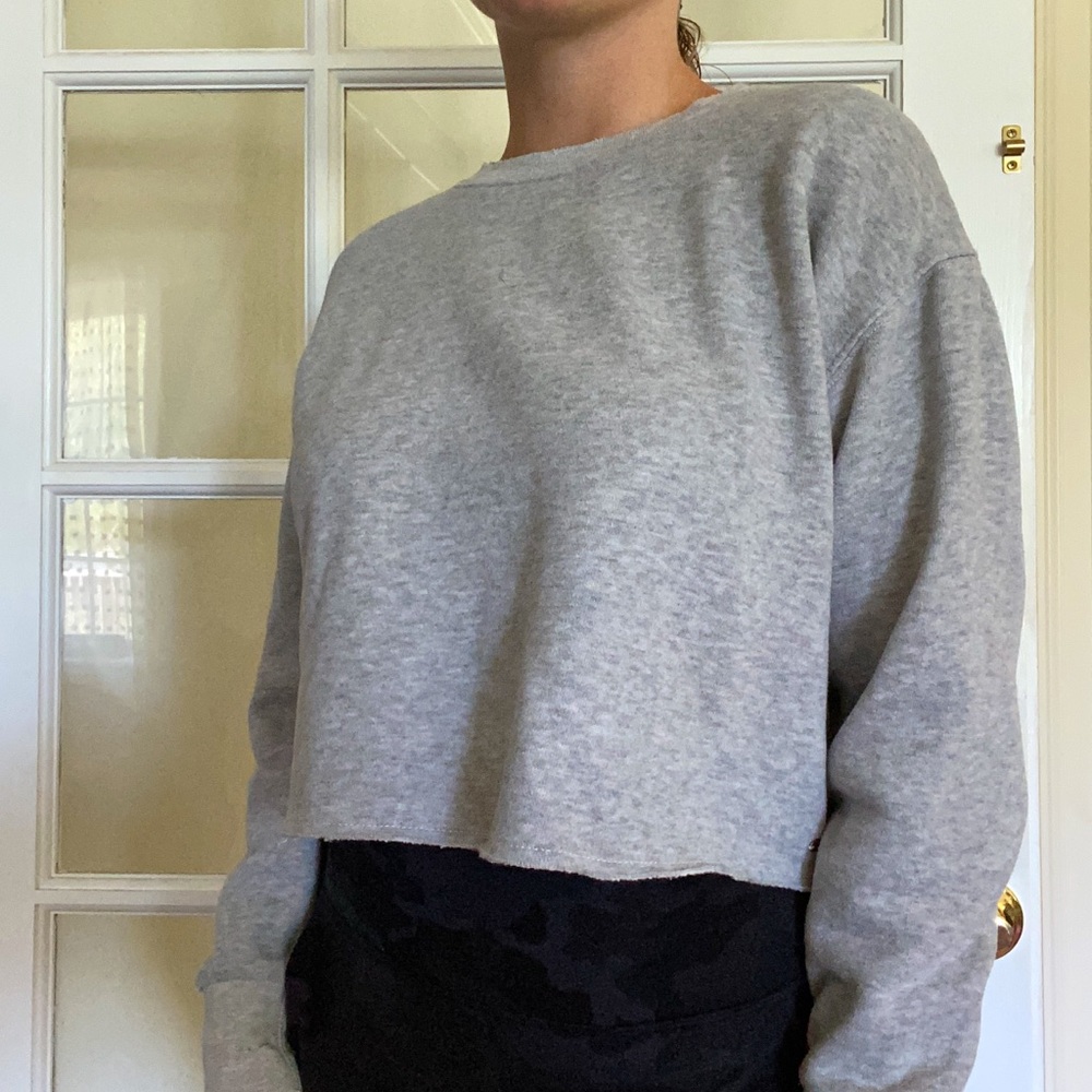 Cropped grey crew neck sweatshirt